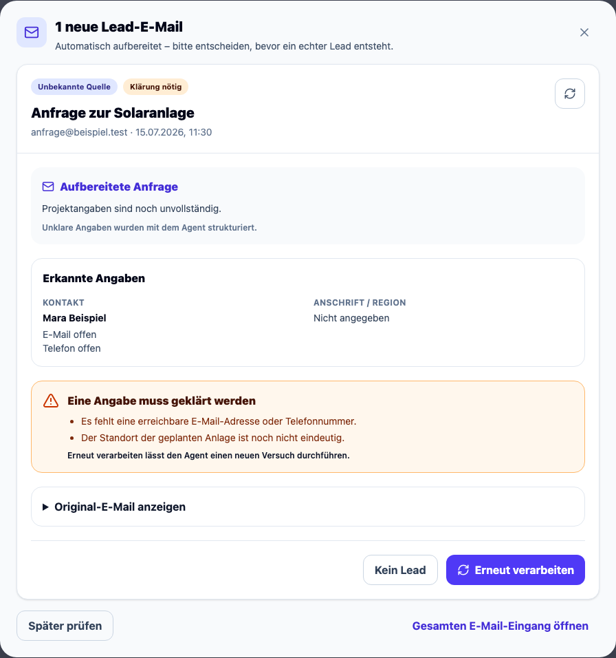 CRM-Prüfdialog mit dem Status Klärung nötig, fehlenden Kontaktdaten und zwei offenen Angaben.